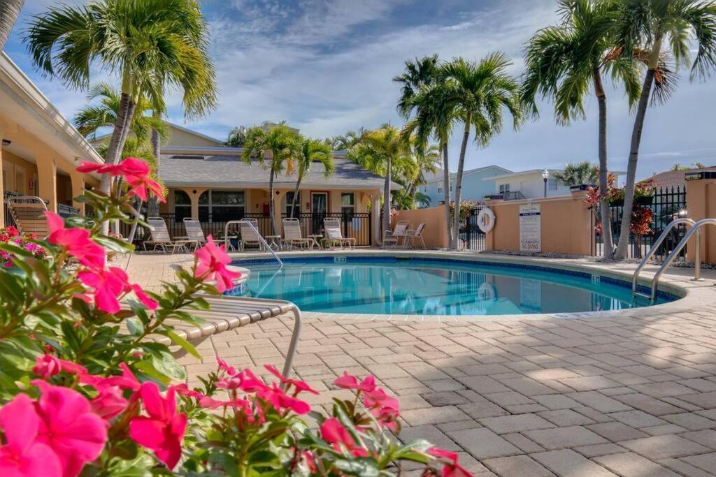 Steps To The Beach And Restaurants! - Coconut Villa'S Suite 1 St. Pete Beach Exterior photo